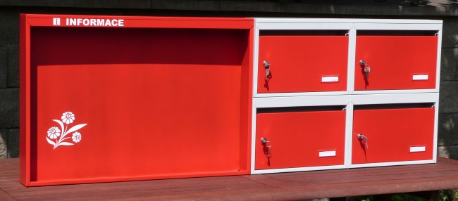 Červeno bílé schránky typ XXL s nástěnkou.